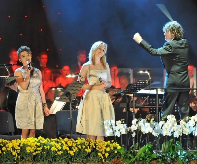 Podczas koncertu pieśni zaśpiewają między innymi Marta Moszczyńska, Zofia Nowakowska, Ewa Prus. Nad całością będzie czuwał Piotr Rubik.