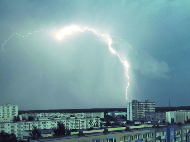 nie szczędziło nam kaprysów aury. Gwałtowne były też burze, jak ta nad Toruniem