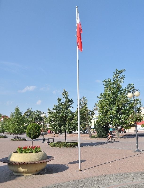 Maszt z biało-czerwoną flagą stoi na Placu Bartosza Głowackiego w Tarnobrzegu.
