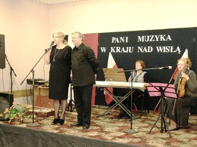 W sali „ŻAKA” zebrały się przedszkolaki z Przedszkola Samorządowego i dzieci ze Szkoły Podstawowej w Dobrzyniu nad Wisłą, aby posłuchać utworów wykonanych przez zespół „CAMERATA”. Koncert zorganizowano, aby przypomnieć, że rok 2017 jest ogłoszony „Rokiem Rzeki Wisły”. Wykonawcy zabrali dzieci w muzyczną podróż, prezentując słuchaczom piosenki i utwory z różnych regionów Polski, przez które przepływa Wisła. Dzięki temu dzieci przepłynęły rzekę „muzyczną łódką” zaczynając swój rejs od gór, gdzie rzeka bierze swój początek, poprzez Kraków, Warszawę, a kończąc w Gdańsku, gdzie Wisła wpada do Morza Bałtyckiego. W czasie rejsu dzieci wysłuchały m. in. hejnału mariackiego, poloneza i krakowiaka. Dzieci dowiedziały się także wielu ciekawych legend związanych z poszczególnymi regionami naszego kraju, m. in. o legendarnym władcy Polski księciu Popielu, historii naszego hymnu, ciekawostek historycznych, poznały także historię wielu utworów muzycznych i polskich tańców narodowych.  INFO Z POLSKI 4.05.2017 - przegląd najciekawszych informacji ostatnich dni w kraju