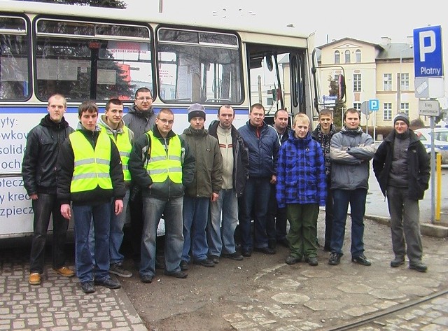 Ekipa miłośników komunikacji miejskiej z Gorzowa, Poznania i Zielonej Góry na chwilę przed pięciogodzinną podróżą