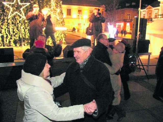 Rok temu happening odbył się na Rynku w Kielcach. W tym roku dla papieża Franciszka w dniu jego urodzin - 17 grudnia - tango zatańczyć będą mogli koszalinianie. Miejsce: Rynek Staromiejski
