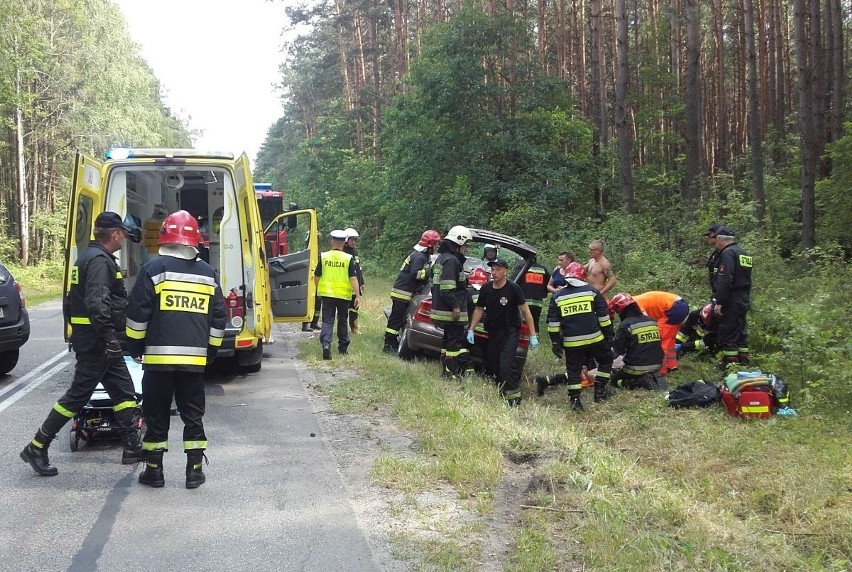 Czołowe zderzenie aut w podkieleckim Niestachowie. Dwie osoby w szpitalu