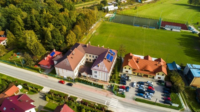 Szkoła Podstawowa w Śledziejowicach ma zyskać nowe obiekty do grudnia 2022 roku. Gmina Wieliczka stara się o dofinansowanie tej inwestycji z Tarczy II
