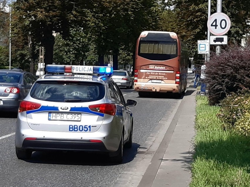 Wypadek ukraińskiego autokaru we Wrocławiu. Kierowca autobusu nie wyhamował i wjechał w samochód 