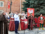 Tłumy turystów na pokazie historycznym w Sandomierzu. Widzowie byli pod wrażeniem sandomierskiego rycerstwa