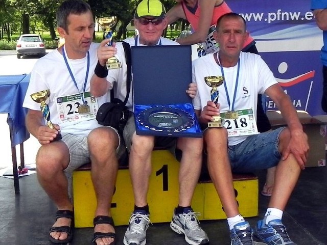 Jacek Sieroń, Zygmunt Olenderek oraz Jacek Wiśniewski, reprezentanci z Sandomierza prezentują trofea zdobyte podczas Pucharu Polski w Nordic Walkingu w Pakości w województwie kujawsko &#8211; pomorskim.