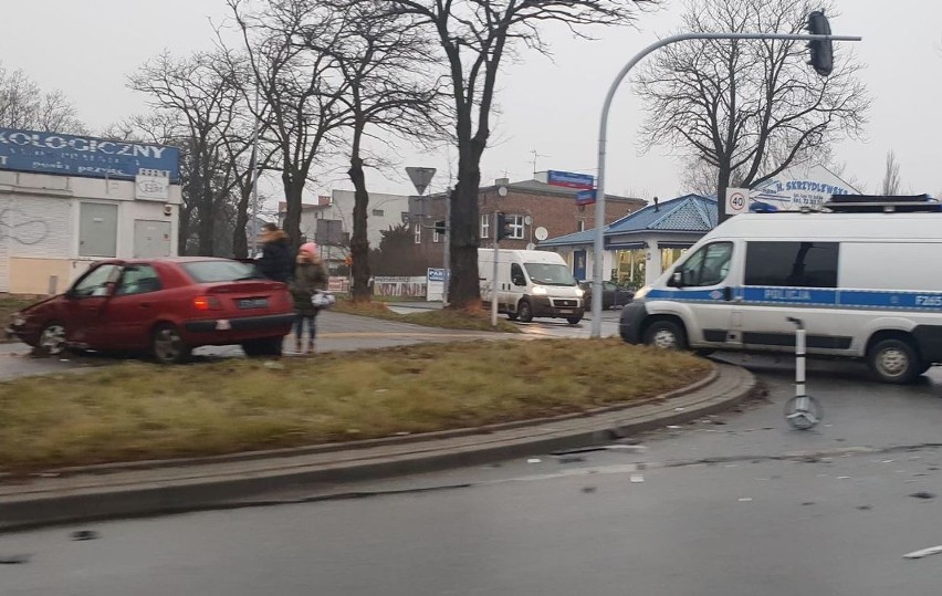 Wypadek na skrzyżowaniu Przybyszewskiego i Tatrzańskiej ZDJĘCIA