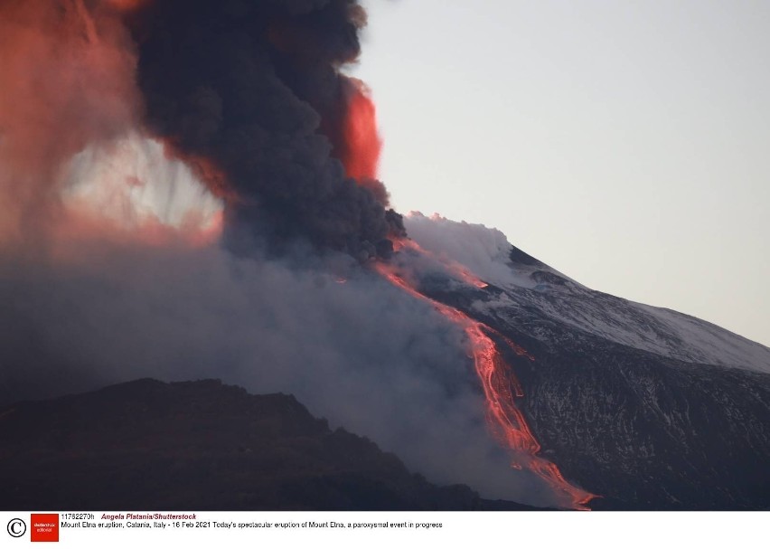 Wybuch wulkanu Etna. Z krateru buchnęły chmury gęstego dymu, popłynęły strumienie lawy [ZDJĘCIA] [VIDEO]