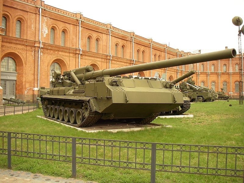 Radziecka armata samobieżna 2S7 Pion, kalibru 203 mm....