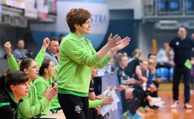 Trenerką młodzieżowej kadry jest pochodząca z Kraśnika była zawodniczka i II trener MKS Perła Lublin, Monika Marzec.
