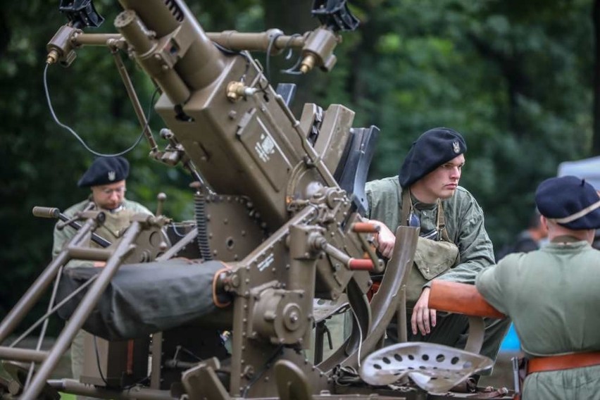 Kraków. IV Swoszowicki Piknik Patriotyczny. Rekonstrukcja obrony przeciwlotniczej Krakowa w 1939 r. [ZDJĘCIA] 