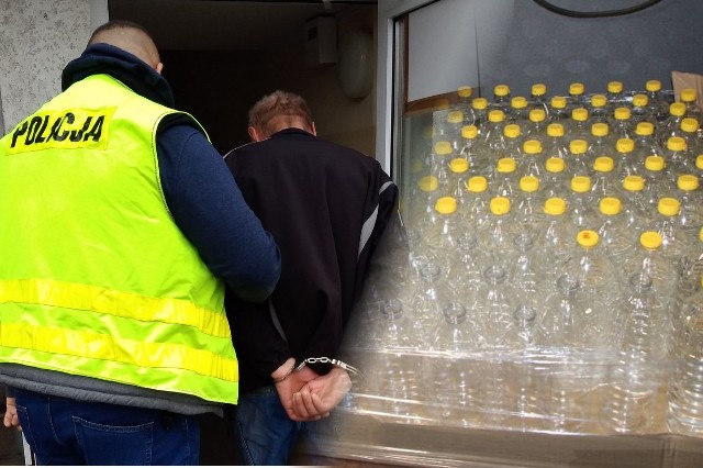 Policjanci z bydgoskiego Błonia wspólnie z funkcjonariuszami Krajowej Administracji Skarbowej zabezpieczyli ponad 1130 litrów spirytusu. Trefny towar posiadał 51-letni mieszkaniec  Okola. Alkohol był rozlewany do niespełna litrowych butelek. Ponad 150 butelek było już wypełnionych alkoholem.  Więcej zdjęć i informacji >>>Smaki Kujaw i Pomorza odcinek 4