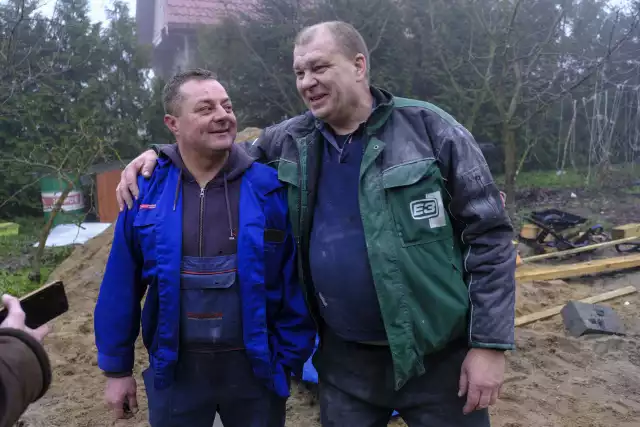 Sąsiedzi Piotr Jasieniecki (z lewej) i Tomasz Rutka. Razem odbudowują dom pana Tomasza. Mają nadzieję zdążyć do świąt.