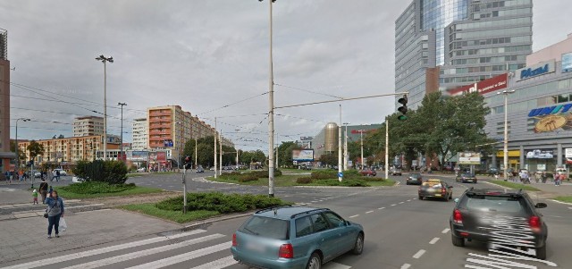 We wrześniu 2011 roku, po raz pierwszy do Szczecina zawitały kamery Google Street View. Co zobaczyły? To było zdecydowanie inne miasto niż dzisiaj. Zapraszamy do cofnięcia się w czasie i obejrzenia zdjęć Szczecina sprzed 13 lat!