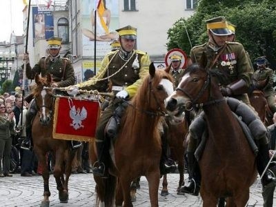 Po mszy nastąpi przejście Orkiestry Górażdże, grup rekonstrukcyjnych, pocztów sztandarowych w asyście Szwadronu Kawalerii Konnej i mieszkańców ulicą Osmańczyka i Oleską do Okrąglaka.