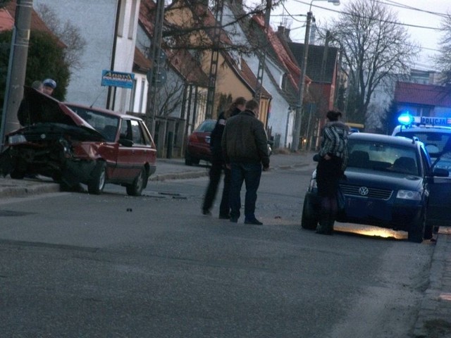Według policji wymusił pierwszeństwo i uderzył w nadjeżdżającego VW Passata.