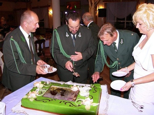 Już po oficjalnych mowach, można się zabrać do krojenia tortu...