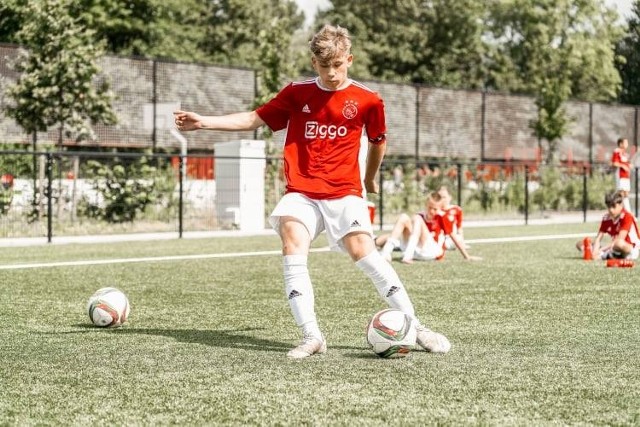 Kostiantyn Zelinskyi, piłkarz ze Słupska, kapitanem Ajaxu Amsterdam. Brał udział w obozie jednej z najlepszych akademii piłkarskich świata