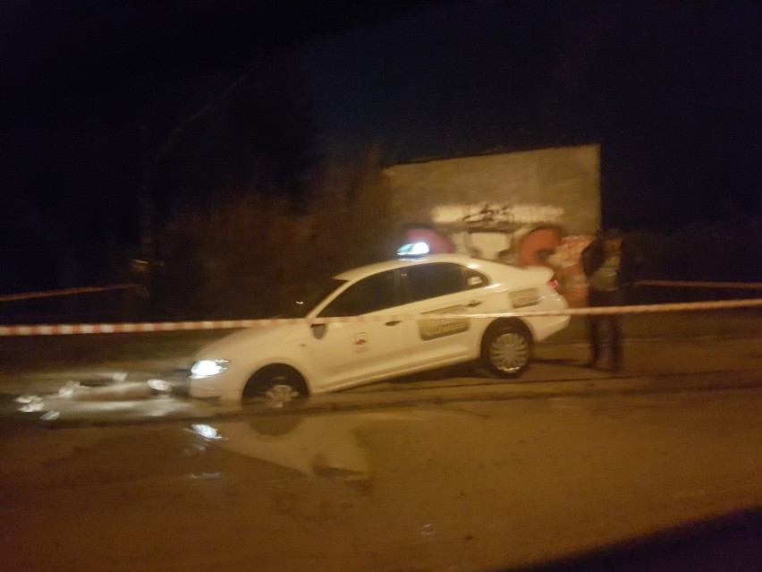 Awaria wodociągowa w Łodzi. Chodnik zapadł się pod taksówką