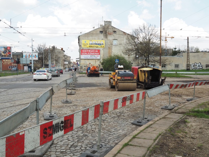 Zamieszanie na skrzyżowaniu ulic Przybyszewskiego i Kilińskiego. Kierowcy jadą chodnikiem. Akcja policji