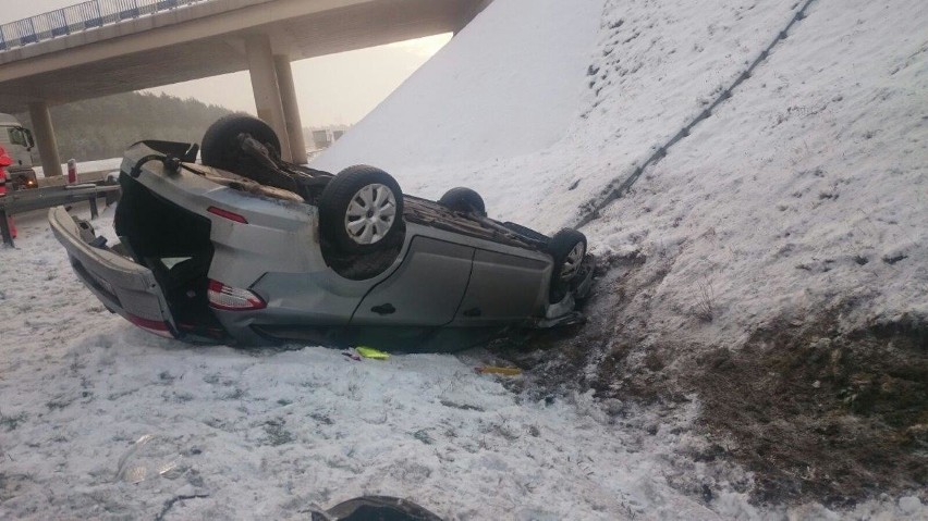 Ford mondeo dachował na 224. kilometrze autostrady A4. Ranni...