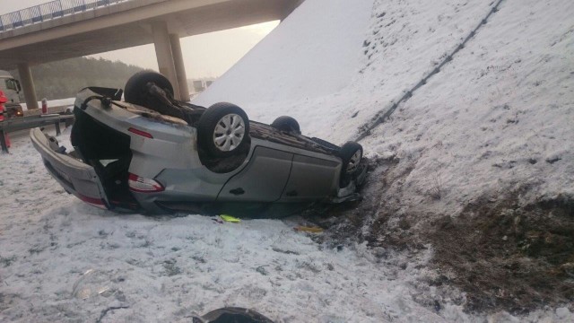 Ford mondeo dachował na 224. kilometrze autostrady A4. Ranni zostali kierowca i pasażerka.