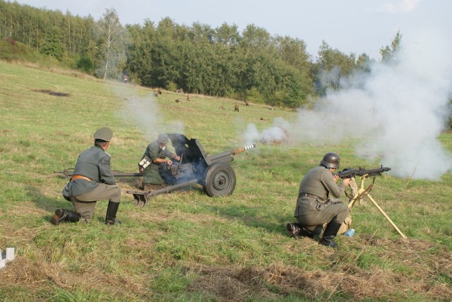 Podczas niedzielnego Pikniku Historycznego w Chęcinach było dużo huku i dymu. Na zdjęciu uczestnicy rekonstrukcji przebrani w niemieckie mundury strzelają z działa i karabinu maszynowego.