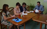 Wkrótce ruszy przebudowa drogi powiatowej w Januszewicach w gminie Kluczewsko. Umowa podpisana
