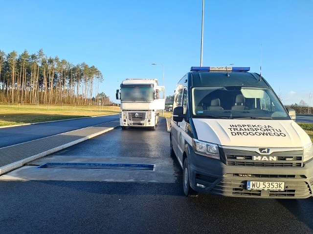 W poniedziałek (21 lutego) w Warzymicach patrol zachodniopomorskich inspektorów ITD zatrzymał do kontroli samochód ciężarowy z niezabezpieczonym ładunkiem. Wywrotka załadowana ziemią i kamieniami wjechała na drogę, na której obowiązuje zakaz wjazdu pojazdów powyżej 10 t dmc.