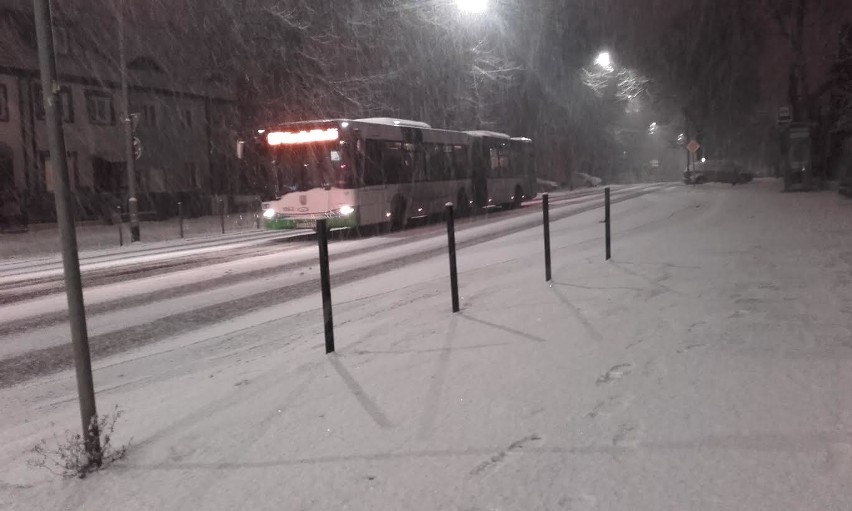 Śnieg w Szczecinie. Służby sypią piaskiem i solą