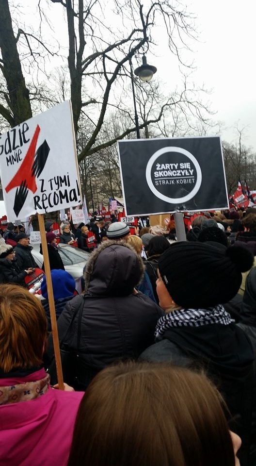 #CzarnyPiatek to akcja  zorganizowana przez stowarzyszenia broniące praw kobiet w związku z próbami zaostrzenia przepisów dotyczących aborcji. W sejmie procedowany jest projekt, który zabrania wykonywania aborcji w sytuacjach gdy dziecko mogłoby się urodzić chore, a nawet niezdolne do życia.Tymczasem ciężka i nieuleczalnie wada płodu jest przyczyną zdecydowanej większości zabiegów przerwania ciąży. Taka zmiana prawa w praktyce - jak podkreślają organizatorzy akcji - oznacza całkowity zakaz aborcji.Protest Kobiet w Koszalinie: 