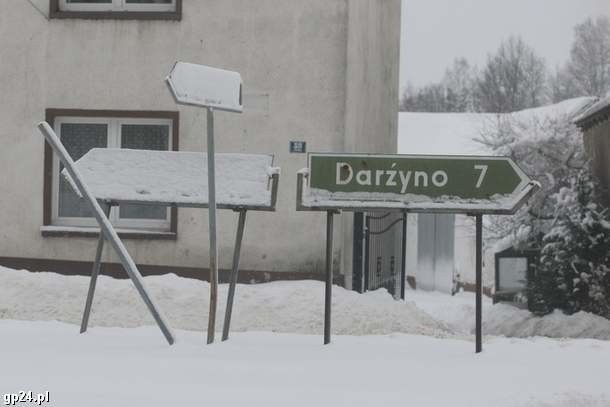 W niektórych miejscach drogi sa nadal bardzo zaśnieżone.