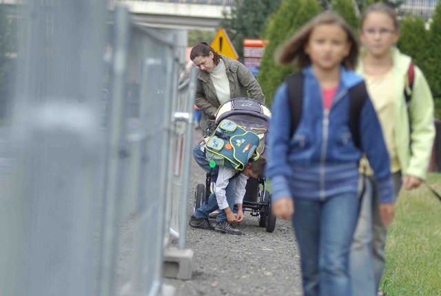 Na odcinku ul. Komorowickiej wyznaczony przez drogowców chodnik jest bardzo wąski. Dzieci z trudem mogą się wyminąć