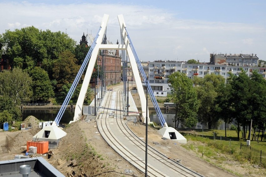 Na nowym moście tramwajowym trwają ostatnie prace...