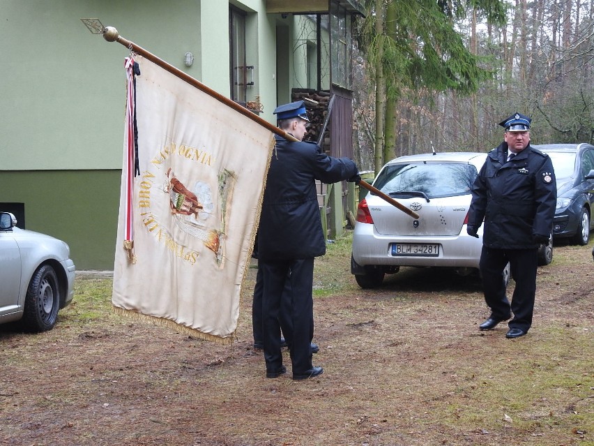 Pogrzeb Henryka Gały. Najbliżsi i przyjaciele towarzyszyli mu w ostatniej drodze. Prochy poety spoczęły na cmentarzu w Drozdowie [zdjęcia]