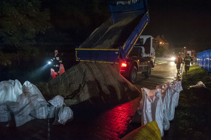 Brzeg szykuje się na nadejścia fali powodziowej.