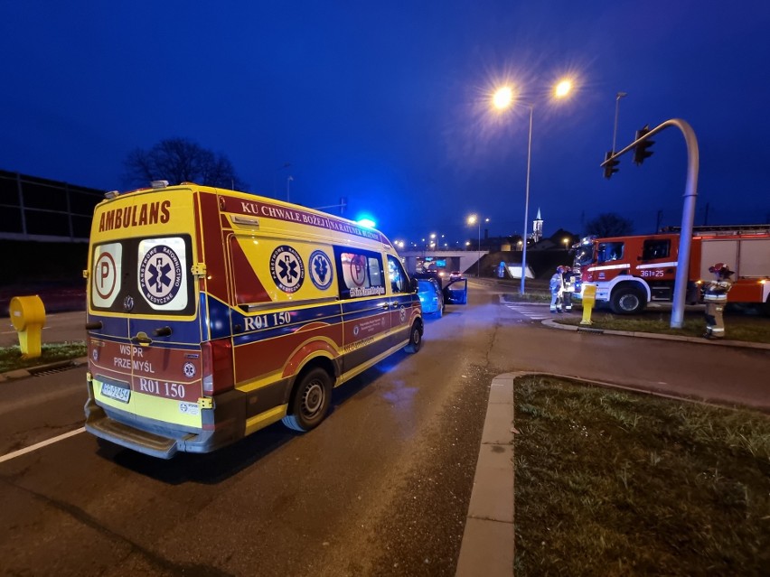 Wypadek w Przemyślu. W zderzeniu volkswagena z fiatem poszkodowane zostały dwie osoby [ZDJĘCIA]