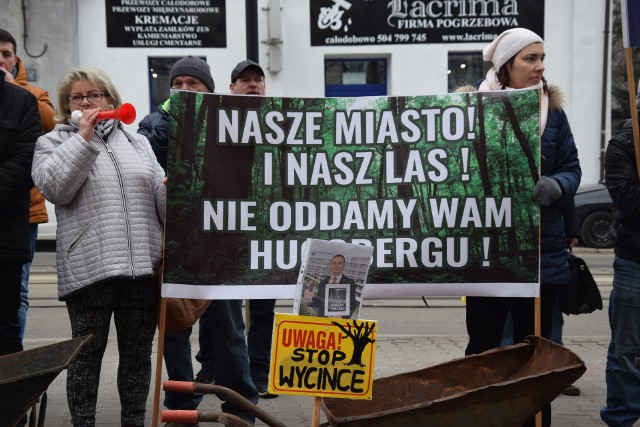 Protest przed urzędem w Świętochłowicach przeciwko wycince drzew
