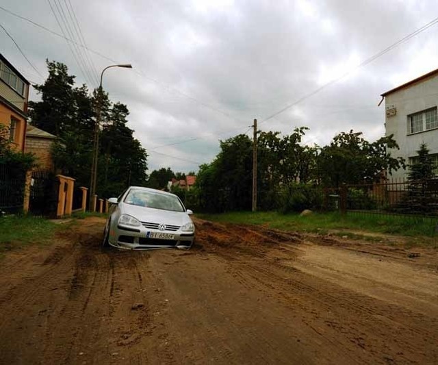 Droga zapada się pod ciężarem aut.