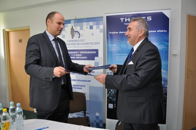 W ostatni wtorek rektor radomskiego uniwersytetu Zbigniew Łukasik (z prawej) podpisał umowę o współpracy z francuskim koncernem Thales Polska, który reprezentował prezes  Paweł Piotrowski.