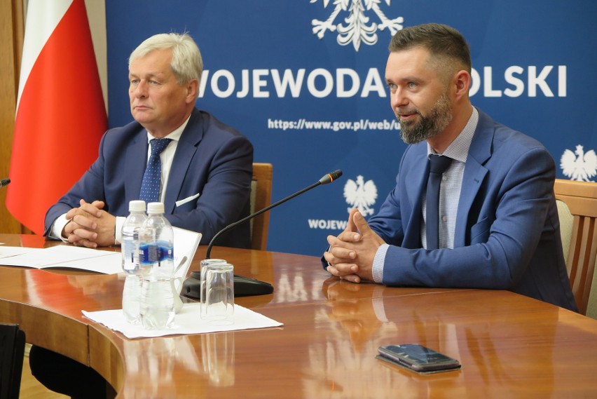 Wojewoda opolski Sławomir Kłosowski przekazał wójtowi Murowa...