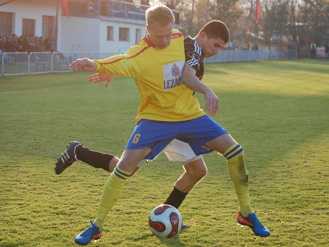 Piast (czarno-biale stroje) w ostatniej kolejce sezonu zremisowal na swoim boisku z Pogonią 1-1.