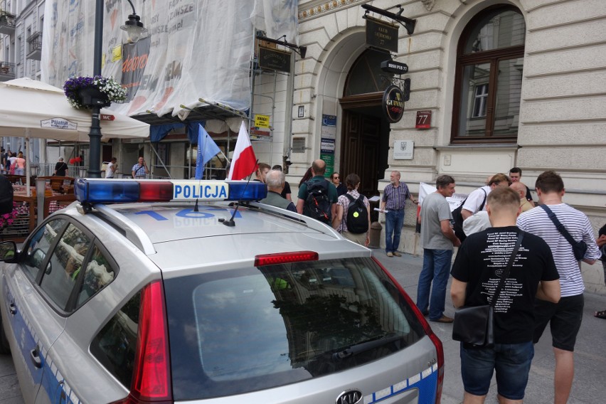 "Stop promocji banderyzmu". Pikieta przed konsulatem Ukrainy w Łodzi [ZDJĘCIA]