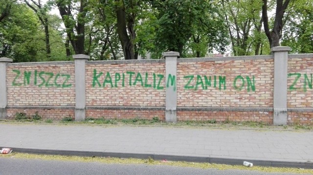 Ktoś zabrudził mur cmentarza żydowskiego oraz ogrodzenie sąsiadującej z nim nekropolii katolickiej. Podobnych "kwiatków" niestety w Toruniu można znaleźć wiele. W mieście działają nawet zorganizowane grupy, które swój "patriotyzm" demonstrują niszcząc toruńskie zabytki oraz zaśmiecając krajobraz miasta.>>>>WIĘCEJ NA KOLEJNYCH STRONACHZobacz także:Komunikacja, urzędy i handel w długi majowy weekendCo się dzieje z Lidlem przy Lubickiej?