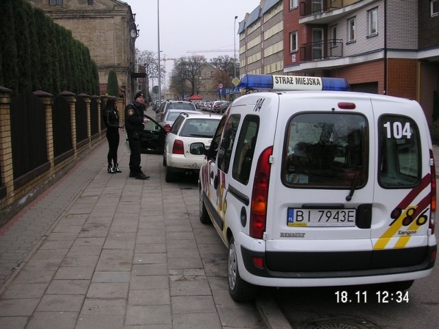 3.Systematycznie wysyłać straż miejską żeby wypisywała mandaty parkującym mieszkańcom.