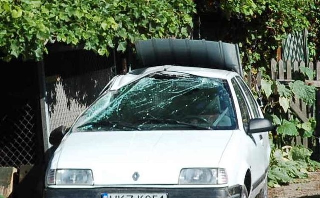 Osobowy renault po wypadnięciu z drogi dachował.