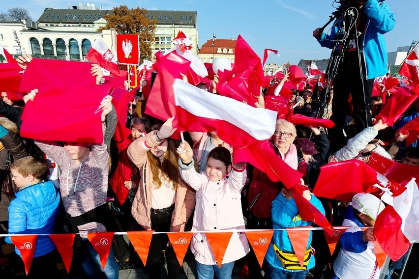 Radosna Parada Niepodległości przeszła przez Wrocław [ZDJĘCIA]