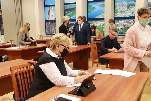 Na ostatniej sesji (30 listopada) radni podjęli decyzję o podniesieniu pensji prezydenta Włocławka i zwiększeniu diet radnych