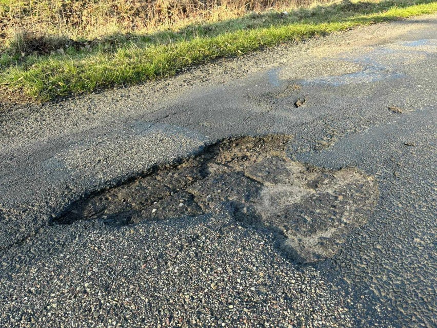 Dziurawy asfalt w okolicach Stanomina w powiecie białogardzkim. Interwencją mieszkańców